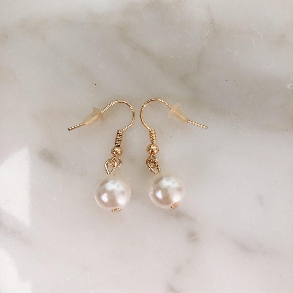 Pearl dangling earrings